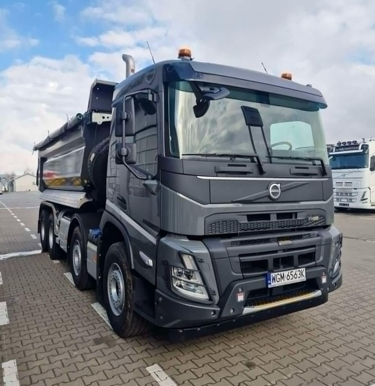 Szare VOLVO FMX